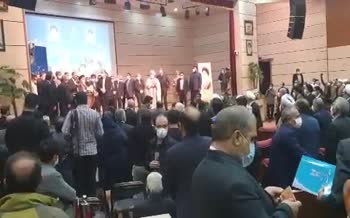 فیلم | واکنش استاندار جدید آذربایجان شرقی به سیلی خوردن در جلسه معارفه فیلم | واکنش استاندار جدید آذربایجان شرقی به سیلی خوردن در جلسه معارفه
