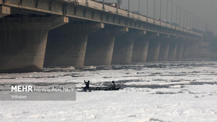 تصاویر ظاهر شدن کف‌های سمی در رودخانه یامونا هند,عکس های کف های سمی در رودخانه یامونا,تصاویر رودخانه یامونا