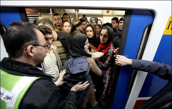 برهن هشدن یک زن در مترو تهران,ممانعت از ورود آقایان و دستفروشان به واگن بانوان