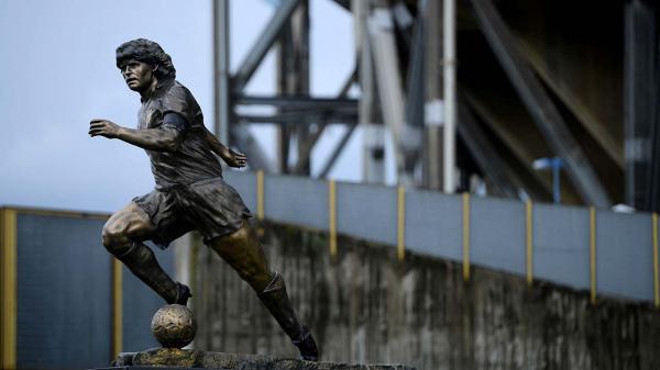 مجسمه مارادونا,رونمایی از مجسمه مارادونا در ورزشگاه ناپولی