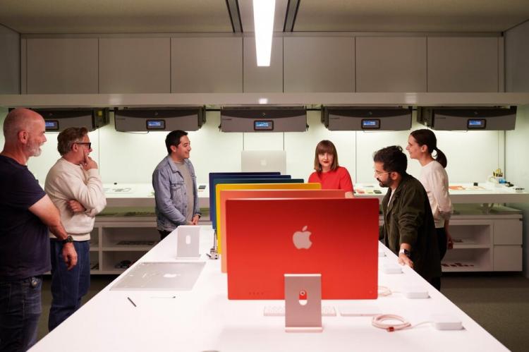 تصاویر اتاق طراحی اسرارآمیز شرکت اپل,عکس های اتاق طراحی اپل,تصاویر کارمندان شرکت اپل