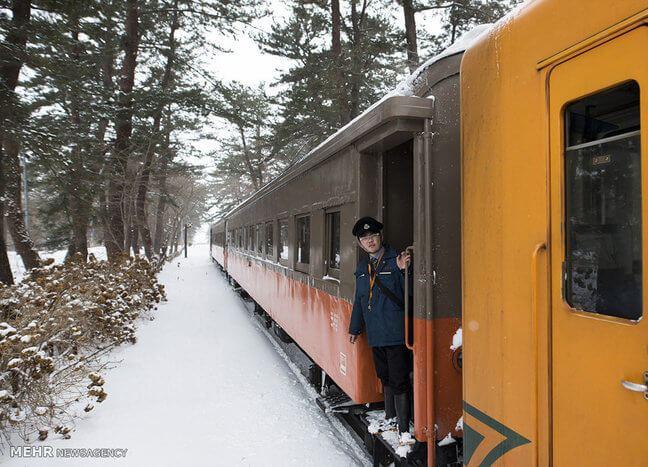 عکس های سفری زمستانی در ژاپن با قطاری قدیمی, تصاویر سفری زمستانی در ژاپن با قطاری قدیمی, عکس های قطار قدیمی در ژاپن