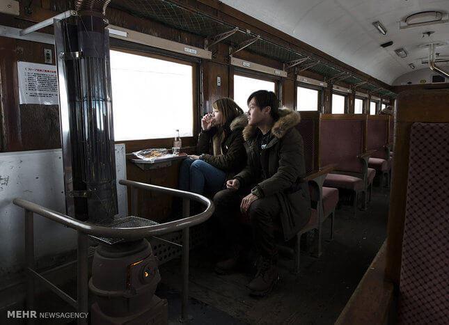 عکس های سفری زمستانی در ژاپن با قطاری قدیمی, تصاویر سفری زمستانی در ژاپن با قطاری قدیمی, عکس های قطار قدیمی در ژاپن