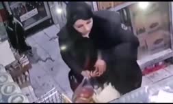فیلم/ کیف‌قاپی و سرقت یک زن در کمال خونسردی مقابل دوربین مداربسته