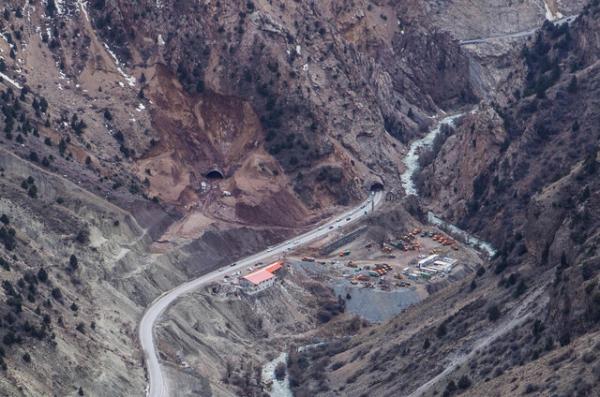 ک تَرَک عظیم در بخشی از کوهستان مشرف بر جاده هراز,بسته شدن جاده هراز