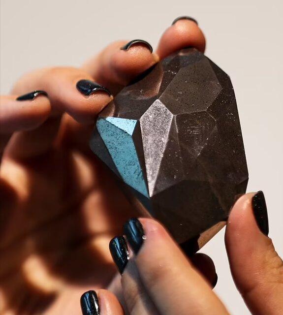 الماس سیاه,بزرگ‌ترین الماس سیاه جهان در دبی