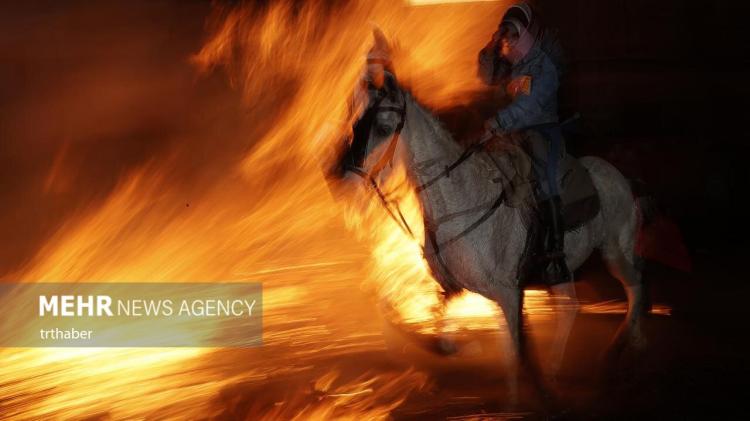 تصاویر عبور با اسب از میان آتش در جشنواره‌ سنتی اسپانیا,عکس های جشنواره عبور با اسب از آتش,تصاویر جشنواره اسب در اسپانیا