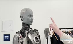 فیلم/ واکنش ربات انسان‌نما به اقدام یک شخص برای لمس صورتش