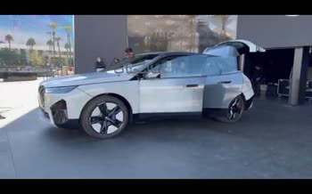 فیلم/ رونمایی از خودرو شگفت انگیز BMW که در ثانیه تغییر رنگ می‌دهد
