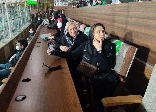 خانواده ناصر حجازی در ورزشگاه آزادی,حضور گزینشی بانوان در ورزشگاه