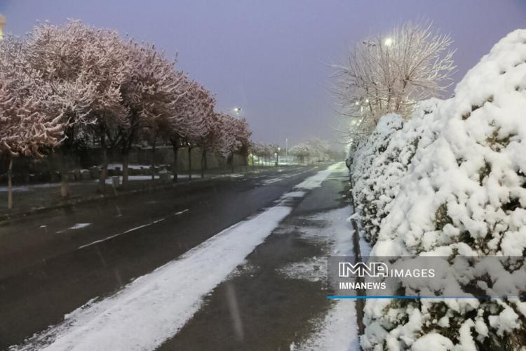 تصاویر بارش نخستین برف زمستانی در اصفهان,عکس های برف اصفهان در بهمن 1400,تصاویری از بارش برف در اصفهان در 12 بهمن 1400