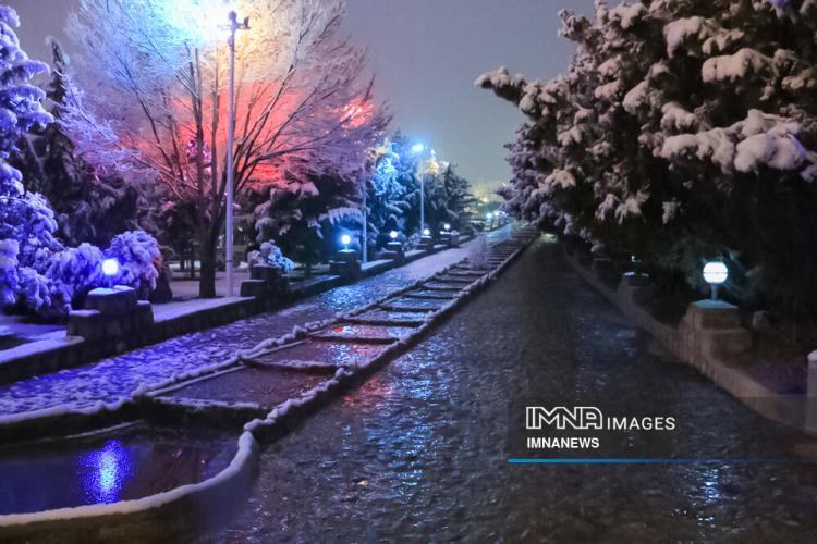 تصاویر بارش نخستین برف زمستانی در اصفهان,عکس های برف اصفهان در بهمن 1400,تصاویری از بارش برف در اصفهان در 12 بهمن 1400