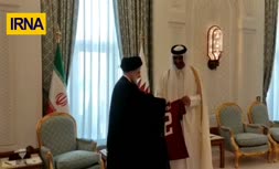 فیلم | تقدیم پیراهن تیم ملی قطر به رئیسی توسط امیر قطر 