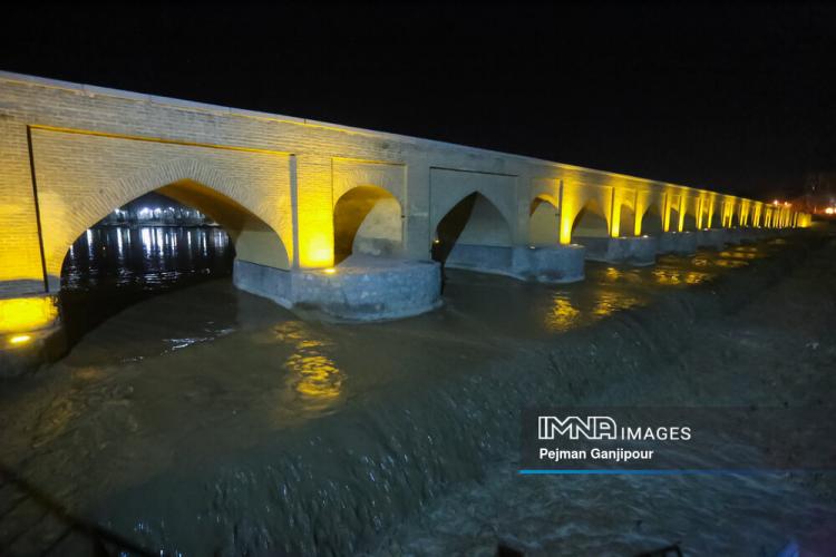تصاویری از جریان زاینده رود در اصفهان در بهمن 1400,عکس های زاینده رود در 14 بهمن 1400,تصاویری از جاری شدن آب در زاینده رود