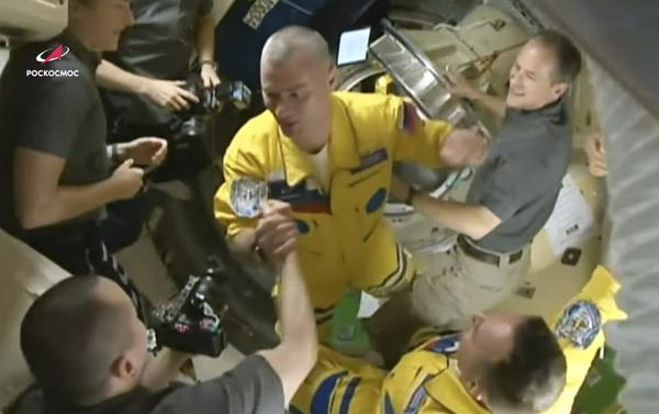 لباس زرد فضانوردان در حمایت از اوکراین,فضانوردان روسی در ایستگاه فضایی