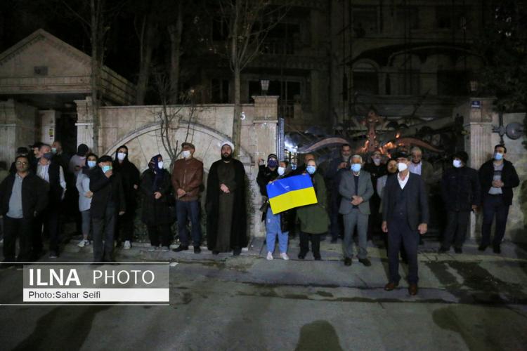 تصاویر تجمع جمعی از شهروندان تهرانی در حمایت از مردم اوکراین,عکسه ای اعتراض مردم ایران به پوتین,تصاویر معترضان ایران حامی اوکراین