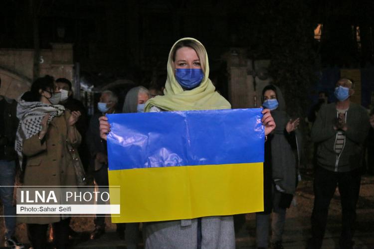تصاویر تجمع جمعی از شهروندان تهرانی در حمایت از مردم اوکراین,عکسه ای اعتراض مردم ایران به پوتین,تصاویر معترضان ایران حامی اوکراین