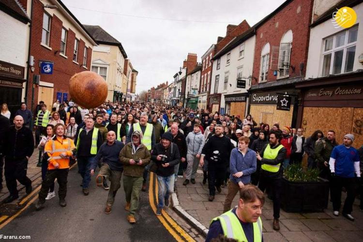تصاویر بازی سنتی با یک توپ غول پیکر در انگلیس,عکس های جشنواره توپ بازی در انگلیس,تصاویر بازی سنتی Atherstone Ball
