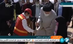 فیلم | کاشت نهال توسط رئیسی در روز درختکاری 