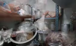 فیلم/ نگهداری غیراستاندارد صدهاکیلو گوشت و مرغ در انبار یکی از رستوران‌های معروف تهران در فرحزاد