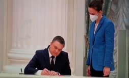 ویدیویی تازه و جنجالی از لحظه امضای فرمان پوتین؛ صدای گریه بچه!