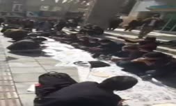 فیلم/ پهن کردن سفره خالی توسط معلمان معترض در مقابل وزارت آموزش و پرورش