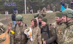 فیلم/ برگزاری مراسم ازدواج در خط مقدم جنگ اوکراین