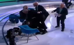 فیلم | حمله روسیه به اوکراین؛ هجوم روزنامه‌نگار اوکراینی به تحلیلگر هوادار روسیه‌ و زدوخورد شدید در پخش زنده تلویزیونی