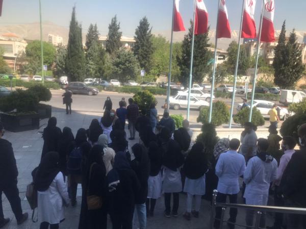 تجمع تعدادی از دانشجویان پزشکی مقابل وزارت بهداشت,دانشجویان پزشکی