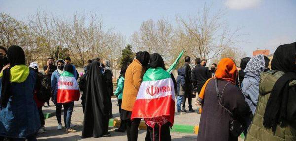 زنان پشت در بسته ورزشگاه مشهد