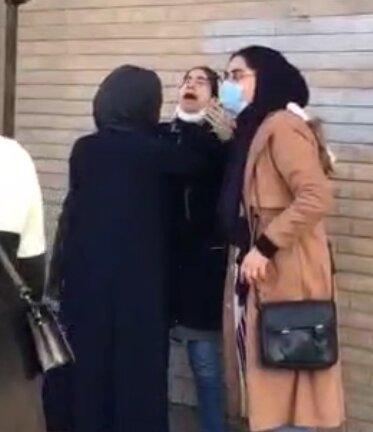پاشیدن اسپری فلفل به صورت زنان پاشیدن اسپری فلفل به صورت زنان,حضورزنان به ورزشگاه
