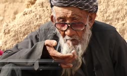 فیلم | مرد سمنگانی که هفتاد سال است سنگ می‌خورد