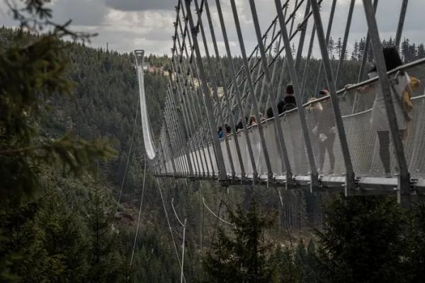 پل عابر پیاده در جمهوری چک,افتتاح متفاوت ترین پل عابر پیاده جهان در جمهوری چک