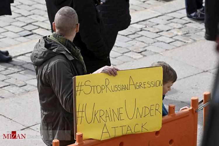 تصاویر اعتراضات به جنگ اوکراین,عکس های تظاهرات ضدجنگ در اوکراین,تصاویری از اعتراض مردم جهان به جنگ اوکراین