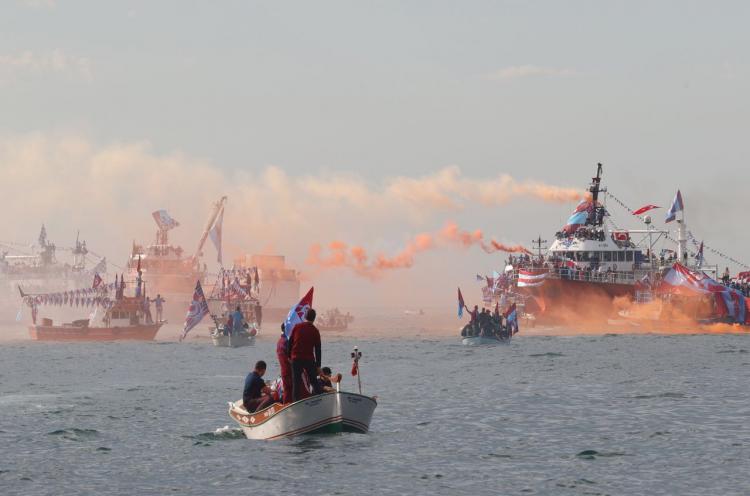 تصاویر جشن قهرمانی هواداران ترابزون اسپور در دریای سیاه