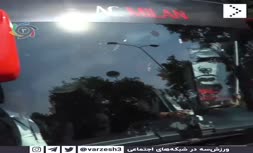 فیلم/ شکستن شیشه اتوبوس میلان توسط زلاتان!