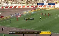 سنگ‌پراکنی برخی تماشاگران تراکتور در تبریز/ گزارشگر: چقدر هم خوب پرتاب میکنن!