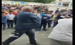 کتک خوردن ناظم مدرسه از کاسب محل/ تنبیه بدنی دانش آموزان با شلنگ در کرج
