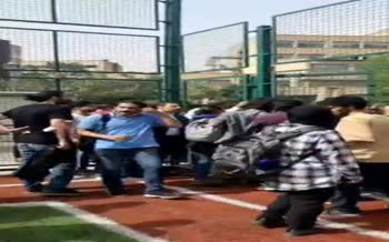 فیلم/ درگیری فیزیکی بین تعدادی از دانشجویان دانشگاه تهران با حراست به خاطر بازی در زمین فوتبال!