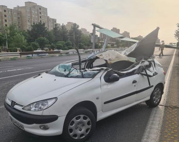 باد شدید در تهران,سقوط تابلو مسیرنما بر روی خودروهای عبوری در تهران