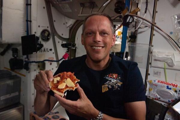 پیتزاخوری در فضا,خوردن پیتزا در فضا