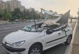 باد شدید در تهران,سقوط تابلو مسیرنما بر روی خودروهای عبوری در تهران