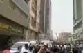 فیلم | تجمع و شعار مردم آبادن در اطراف ساختمان فرو ریخته متروپل