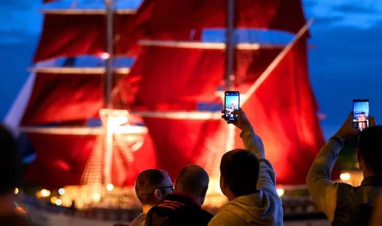 تصاویر جشن بادبان‌های قرمز در روسیه,عکس های جشن بادبان‌های قرمز در روسیه,تصاویری از جشن قایق بادبانی قرمز در سن پیترزبورگ
