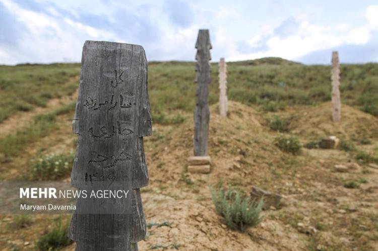 تصاویر قبرستانی با نماد‌های چوبی,عکس های قربستان چوبی,تصاویری از قبرستان چوبی در خراسان شمالی