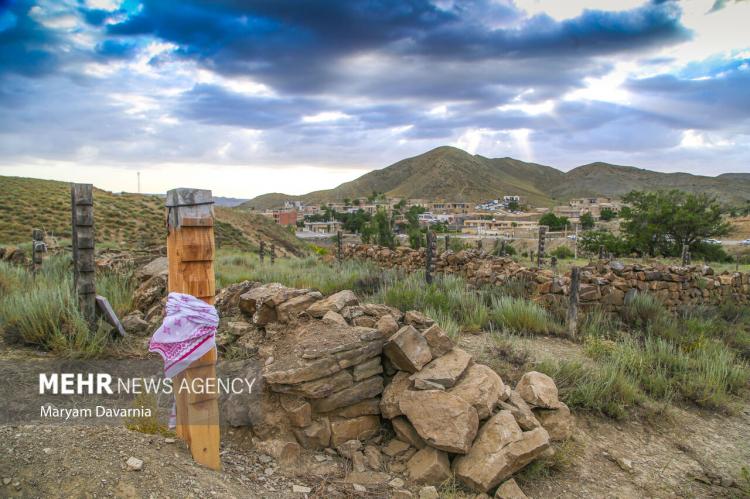 تصاویر قبرستانی با نماد‌های چوبی,عکس های قربستان چوبی,تصاویری از قبرستان چوبی در خراسان شمالی