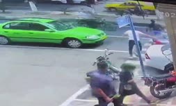 فیلم | کتک خوردن شدید یک سارق موبایل وسط خیابان توسط مردم