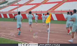 فیلم/ حرکت نمادین بازیکنان تراکتور؛ ادای احترام به سکوهای خالی!