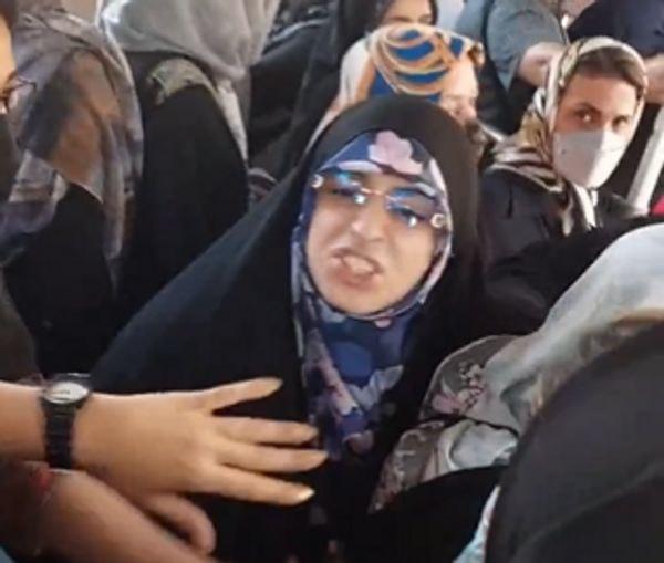 سپیده رَشنو,بازداشت سپیده رَشنو به دلیل اعتراض به تذکر برای حجاب