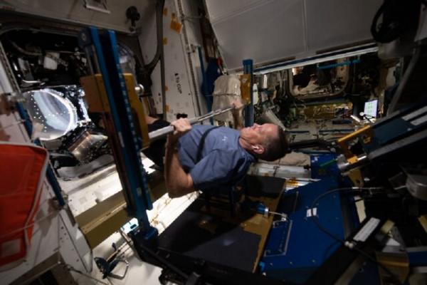 بدنسازی در فضا,بدنسازی یکی از فضانوردان ناسا در ایستگاه فضایی